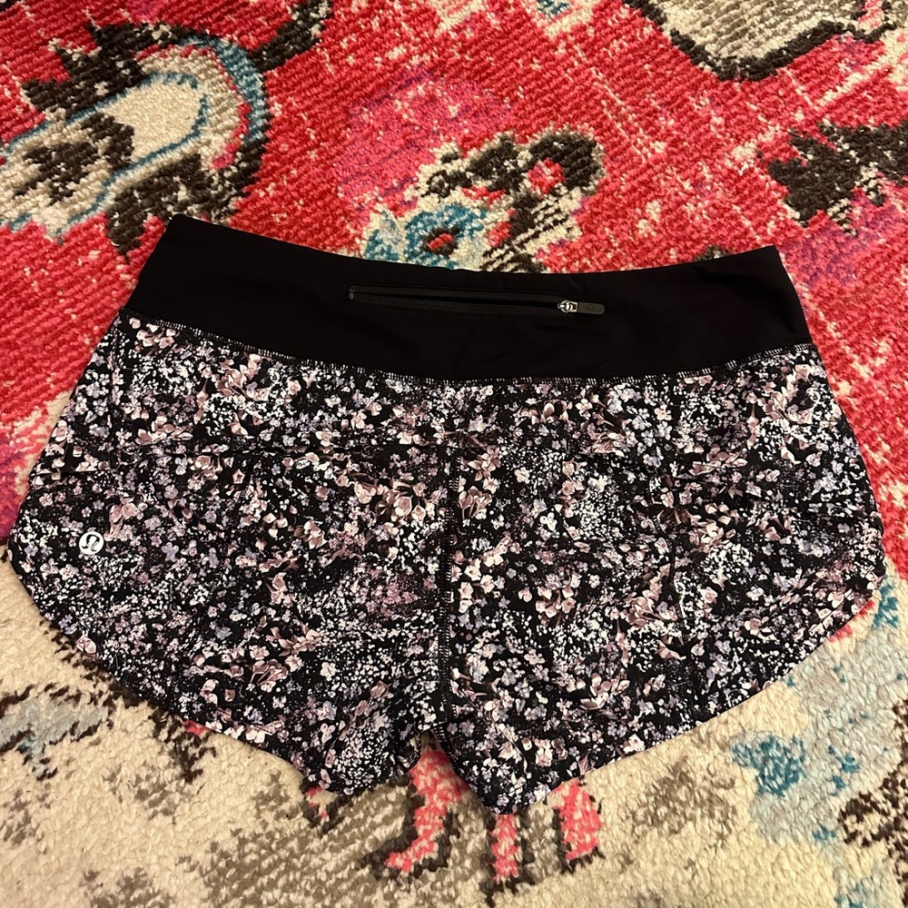 Black floral Lululemon size 6 speed up shorts
